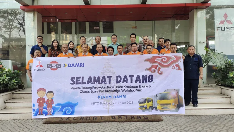 Mitsubishi Fuso Mengadakan Pelatihan Perawatan Kendaraan kepada Tenaga Mekanik Perum DAMRI