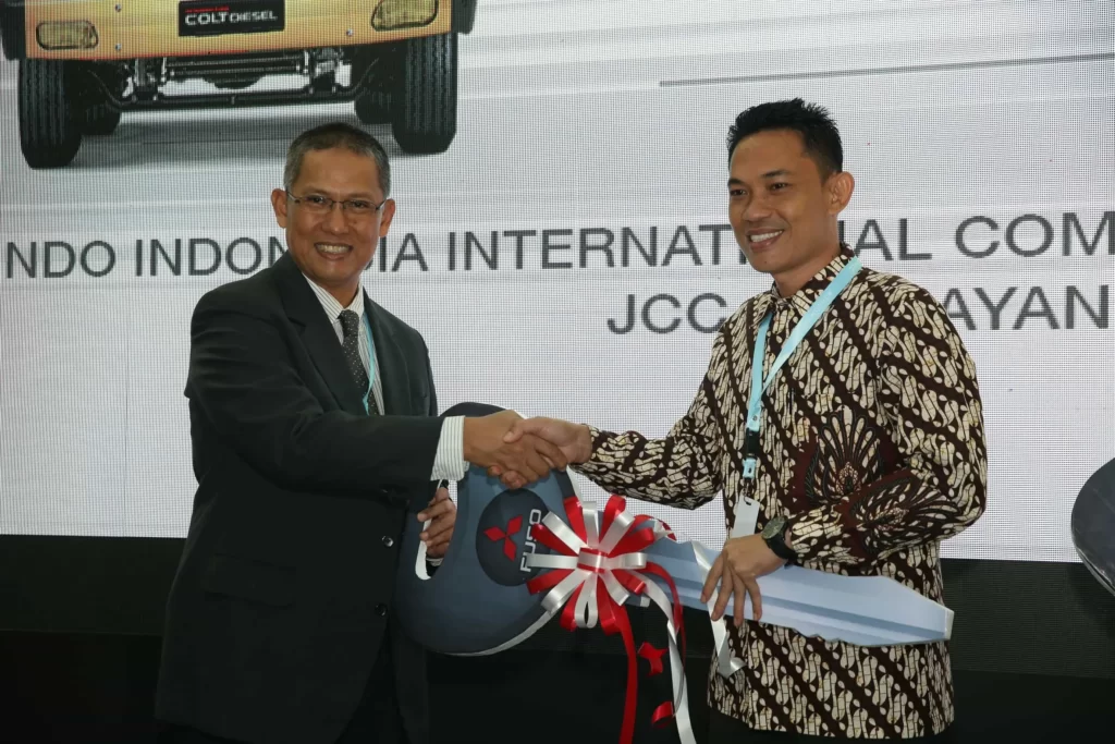 KTB Donasikan Dua Unit Mitsubishi Fuso Kepada PMI dan SMK