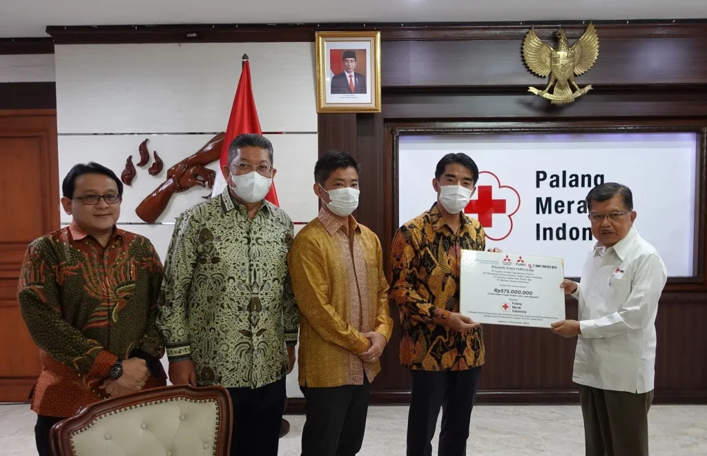 KTB Bersama Grup Mitsubishi Krama Yudha Memberikan Donasi Bagi Masyarakat Terdampak Gempa Bumi Cianjur Kepada PMI