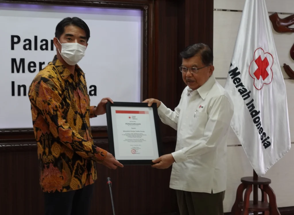KTB Bersama Grup Mitsubishi Krama Yudha Memberikan Donasi Bagi Masyarakat Terdampak Gempa Bumi Cianjur Kepada PMI