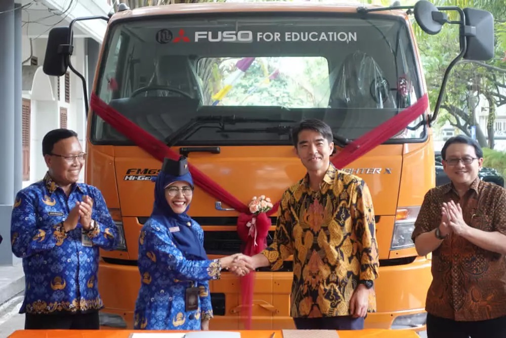 Sebagai Wujud Komitmen Berkelanjutan Bagi Pendidikan Kejuruan KTB Serahkan Satu Unit Truk Fuso Fighter X Euro4 Kepada SMK Negeri 5 Surakarta
