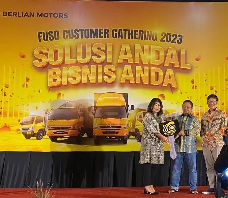 Mitsubishi Fuso Serahkan Unit Pertama Fuso Canter 60th Years Special Edition Kepada PT. Joh Sukses Mandiri Motor