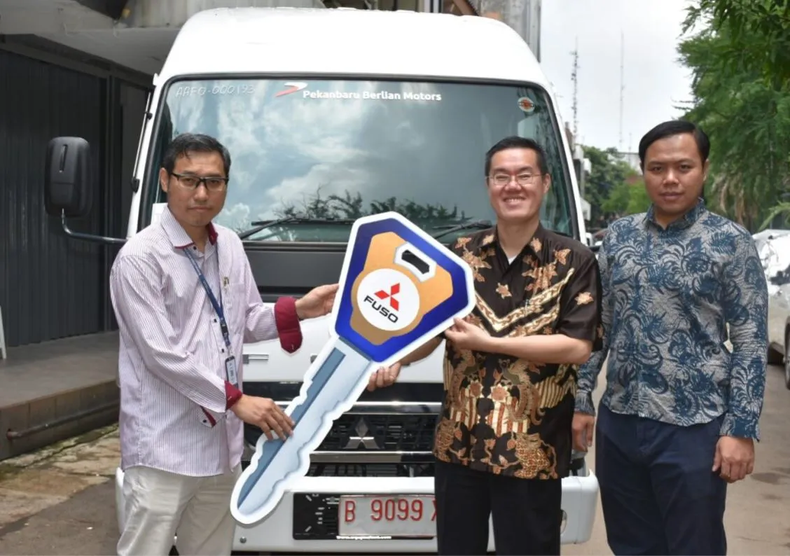 Mitsubishi Fuso Serahkan Canter Bus kepada Konsumen untuk Angkut Pekerja ke Area Operasional Tambang