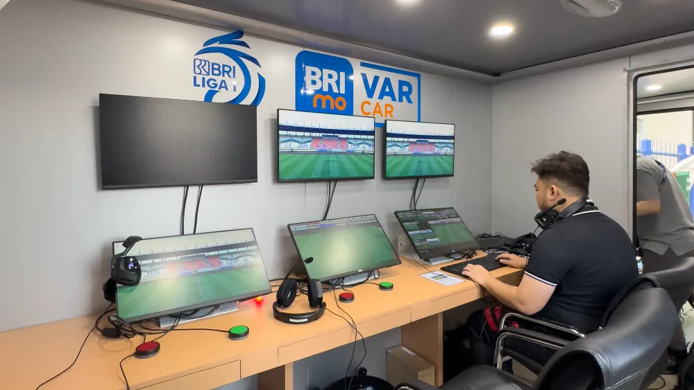 Bandung, Indonesia – PT Krama Yudha Tiga Berlian Motors (KTB), distributor resmi kendaraan niaga Mitsubishi Fuso Truck and Bus Corporation (MTFBC) di Indonesia, merasa bangga karena Canter FE 84 G dioperasikan sebagai Video Assistant Referee Mobile (VAR Mobile) untuk mengawasi jalannya pertandingan pembuka Liga 1 Musim 2024 / 2025 antara PERSIB Bandung melawan PSBS Biak di Stadion Si Jalak Harupat, Bandung pada 9 Agustus 2024 lalu. VAR biasanya ditempatkan di dalam stadion pertandingan, namun di Indonesia, jumlah stadion yang memadai untuk teknologi VAR ini sangat terbatas. Hal ini mendorong Liga Indonesia Baru (LIB) mencari solusi untuk kualitas pertandingan sepak bola yang lebih baik dengan mencetuskan ide VAR Mobile. VAR Mobile menempatkan sistem dan teknologi VAR kedalam sebuah truk yang dapat dimobilisasi ke stadion-stadion di seluruh Indonesia. LIB memilih chassis Canter FE 84 G sebagai truk yang ideal dan memenuhi standar untuk dijadikan ruang VAR karena varian ini memiliki dimensi yang lebar sehingga memberikan kapasitas ruang yang besar. Canter FE 84 G menggendong mesin 4V21-2AT1 dengan tenaga 136 PS dan torsi maksimal 43kgm yang didapat pada rentangan rpm sebesar 1.500 – 2.500. Saat ditemui dalam pertandingan PERSIB Bandung vs PSBS Biak yang berlangsung, Ahmad Ikrom Maulana, Supervisor Football Technology & Innovation PT Liga Indonesia Baru mengatakan, “ketika adanya perpindahan lokasi di lapangan, dengan adanya Truk VAR ini, kita bisa memindahkan alat-alat VAR kita lebih mudah. Jadi kita memilih mobil yang cukup untuk memasukkan alat kita dan memang ada standar ukuran minimalnya untuk membuat ruangan VAR itu,” ujarnya. Pada kesempatan yang sama, Manager Media & Communication PT Liga Indonesia Baru, Hanif Marjuni menambahkan, pembuatan untuk satu unitnya memakan waktu sekitar enam bulan. Adapun saat ini LIB memiliki 12 armada yang tersebar di beberapa daerah untuk menjangkau stadion-stadion yang ada di Indonesia. Lebih lanjut, Hanif mengatakan bahwa mereka harus mencari kendaraan yang tangguh di segala medan, karena mobilitas truk VAR akan bergerak ke daerah lainnya di seluruh Indonesia. “Pertimbangan kita adalah pilih yang tangguh, karena mobil ini akan rolling dan berpindah ke seluruh Indonesia, jadi itu bagian dari pertimbangan kami, bagaimana bisa menyediakan satu mobil yang semuanya mumpuni untuk alat-alat VAR.” Dipilihnya FUSO Canter FE 84 G sebagai inovasi VAR pertama di Indonesia tentu menjadi sebuah kebanggaaan bagi Mitsubishi FUSO. Sudaryanto, General Manager of Business Communication PT Krama Yudha Tiga Berlian Motors mengatakan bahwa produk Canter sudah terbukti ketangguhannya dan selalu menjadi favorit masyarakat Indonesia dengan dominasi penjualan mencapai 52,9%. “kehadiran truk VAR ini tidak hanya merupakan bentuk dukungan kami terhadap sepak bola Indonesia, tetapi juga menjadi pembuktian bahwa Mitsubishi Fuso dapat digunakan untuk berbagai kebutuhan bisnis dan lembaga, di berbagai industri,” tutup Sudaryanto.