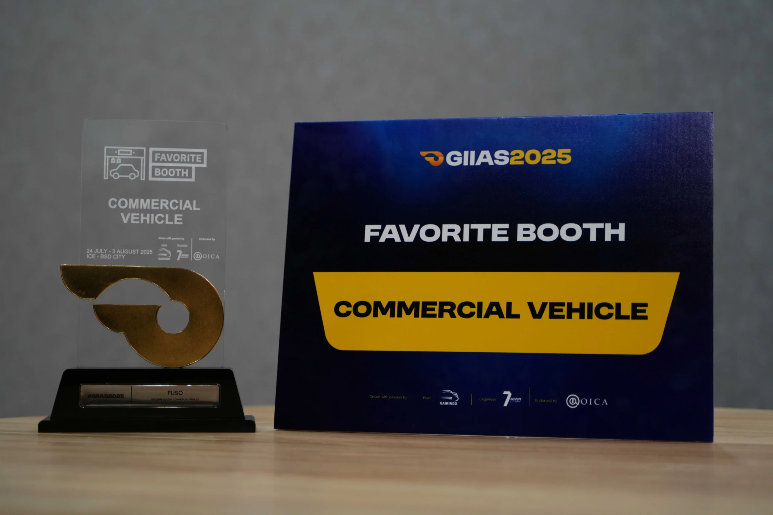 Mitsubishi Fuso Meraih Penghargaan Booth Favorit Kategori Kendaraan Niaga di GIIAS 2025