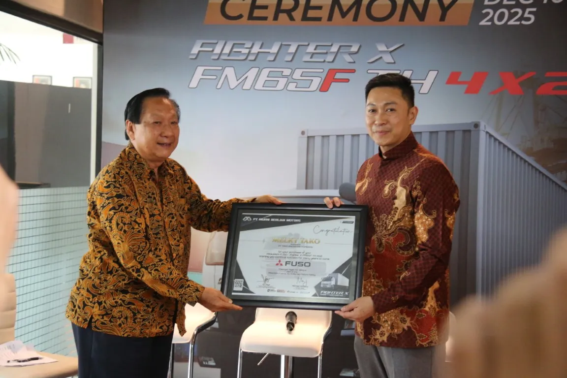 Perkuat Posisi di Kelas Medium Duty Truck, Mitsubishi Fuso Serahkan 10 Unit Tahap Pertama Fighter X TH 4×2 ke Konsumen di Surabaya