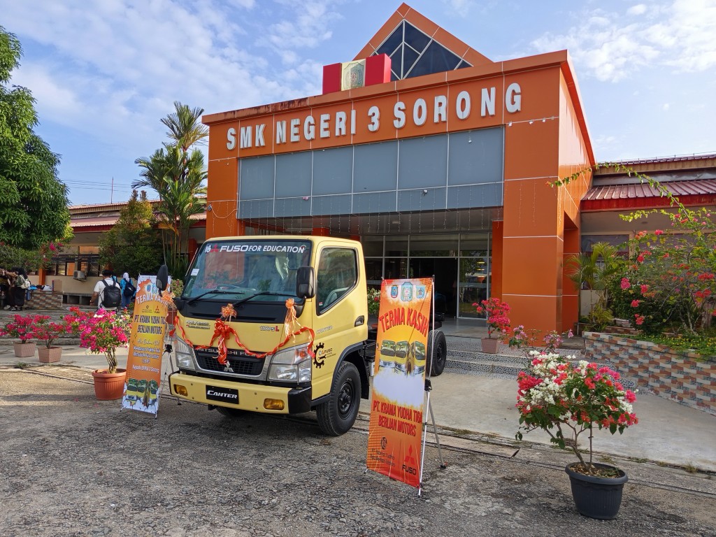 Perluas Manfaat ke Penjuru Negeri, KTB Mendonasikan Mitsubishi Fuso Colt Diesel Kepada SMK Negeri 3 Sorong