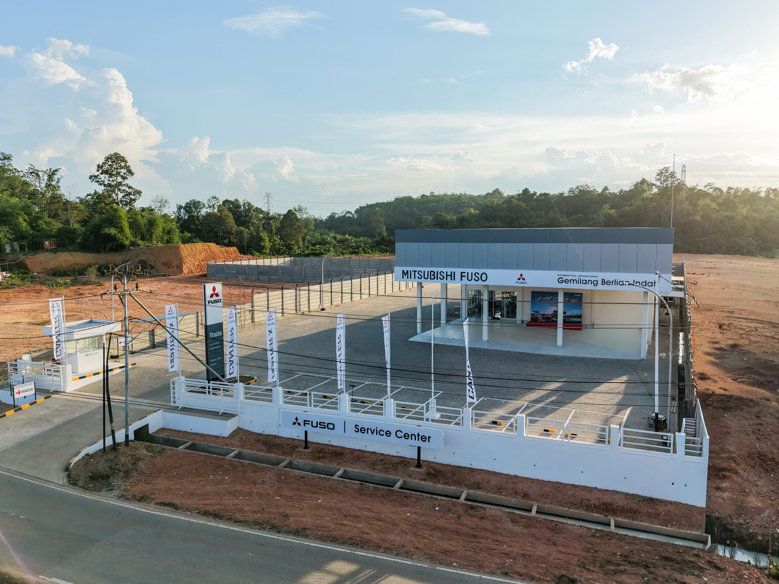 Wujudkan Zero Down Time di Kalimantan Barat, Mitsubishi Fuso Resmikan Fuso Service Center Ketiga di Sandai